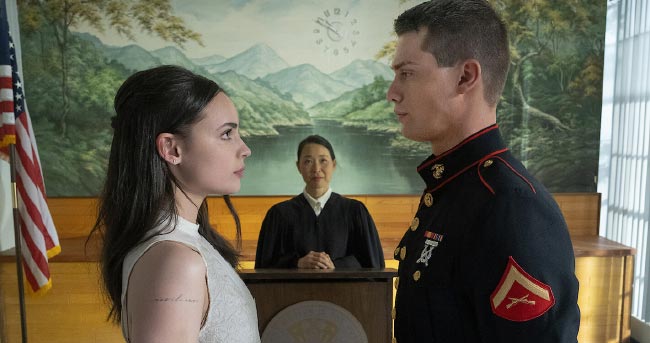 Kép a Bíbor szívek (Purple Hearts) című Netflix-filmből