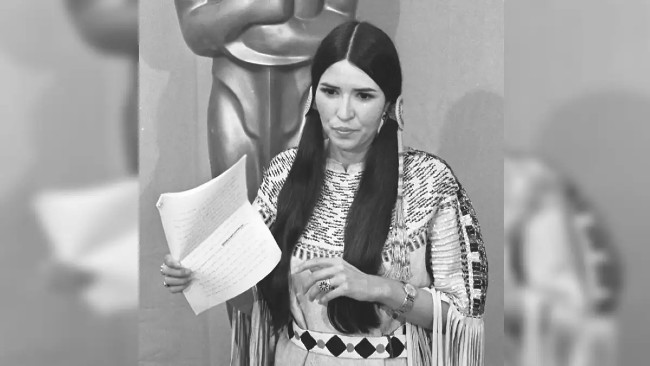 Sacheen Littlefeather, az indián lány Marlon Brando elutasító levelével az Oscar-gálán