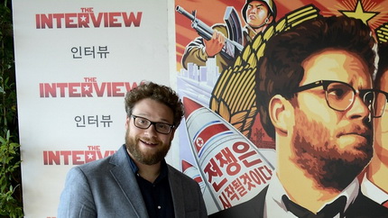 Seth Rogen a film plakátja előtt pózol