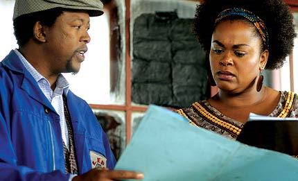 Lindani Nkosi és Jill Scott a The No 1 Ladies' Detective Agency című filmben