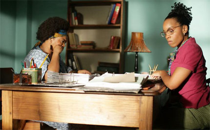 Jill Scott és Anika Noni Rose a The No 1 Ladies' Detective Agency című filmben