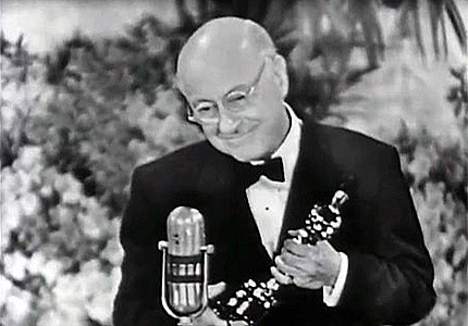 Cecil B. DeMille átveszi a legjobb filmnek járó szobrocskát