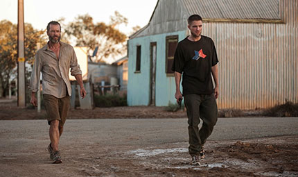 Kép az Országúti hajsza (The Rover) című filmből