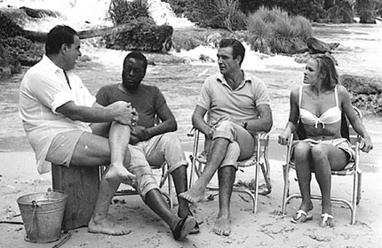 Albert R. Broccoli, John Kitzmiller, Sean Connery és Ursula Andress a Dr. No forgatásán