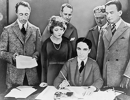 Griffith, Pickford, Chaplin és Fairbanks, hátul Albert Banzhaf és Dennis F. O'Brien ügyvédek a United Artists-alapítás pillanatában