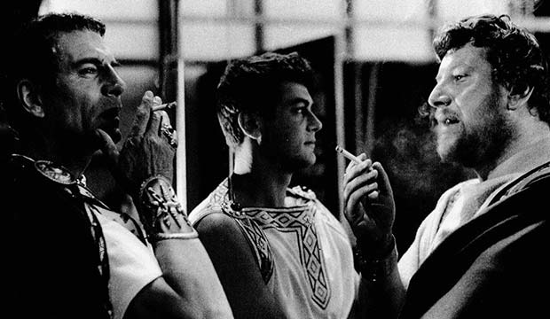 Laurence Olivier, Tony Curtis és Peter Ustinov a Spartacus című film forgatási szünetében