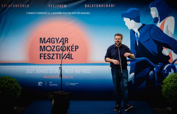 Muszatics Péter programigazgató megnyitja a fesztivált. Fotó: Kovács Bálint és Pesthy Márton